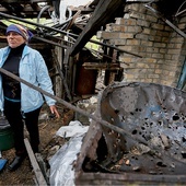 Tatiana Sergienko obok swojego zniszczonego 3 maja 2020 r. domu w mieście Gorłowka koło Doniecka (Ukraina).