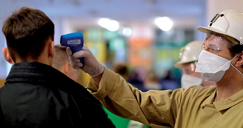 Sprawdzanie temperatury ciała górników w kopalni Piast w Bieruniu.