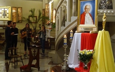 Relikwie Jana Pawła II w bazylice w Grybowie.