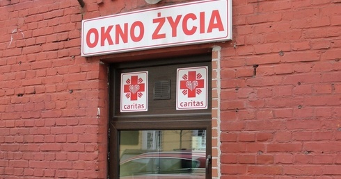 Okno życia przy ul. Hożej w Warszawie.