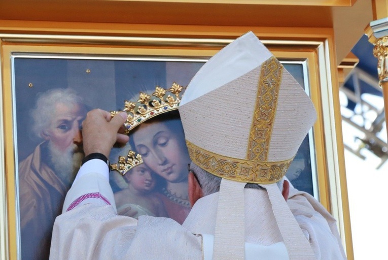 Historyczny moment w dziejach chorzelowskiego sanktuarium.