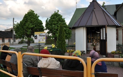 W ubiegłych latach w majowe wieczory przy kapliczce odbywały się maryjne nabożeństwa.