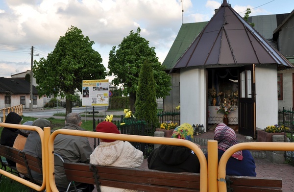 W ubiegłych latach w majowe wieczory przy kapliczce odbywały się maryjne nabożeństwa.