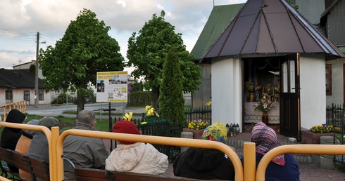 W ubiegłych latach w majowe wieczory przy kapliczce odbywały się maryjne nabożeństwa.