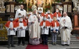 Pamiątkowe zdjęcie biskupa z katedralnymi ministrantami i ich opiekunami - parafialnym i diecezjalnym.