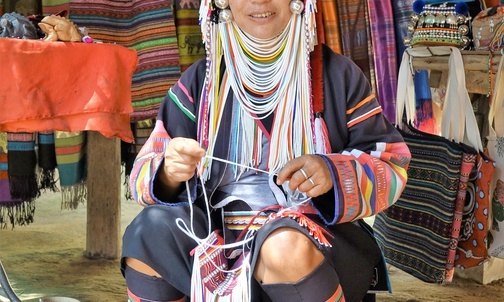 Kobieta z plemienia Akha w tradycyjnym stroju