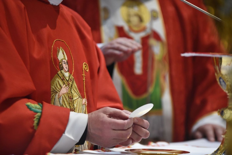 Św. Stanisław, gorliwy czciciel Eucharystii, uczył się ofiarnej miłości od Chrystusa.