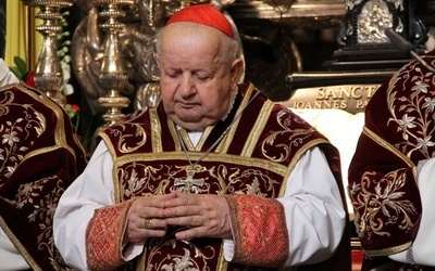Kard. Dziwisz: Św. Stanisław i Jan Paweł II spinają klamrą żywe dzieje Kościoła