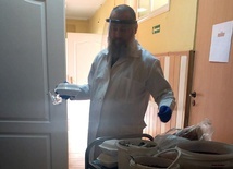 "Sprzątam, myję, rozdaję posiłki, błogosławię..." Mówi kapłan-wolontariusz w DPS z COVID-19