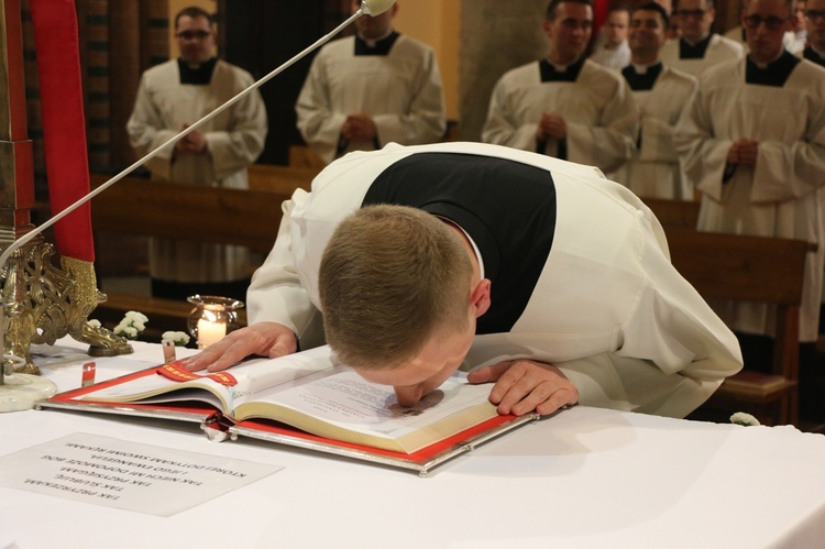 Przysięga alumnów przed święceniami diakonatu we wrocławskim seminarium