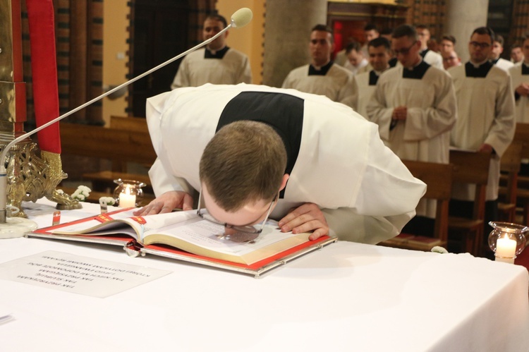 Przysięga alumnów przed święceniami diakonatu we wrocławskim seminarium