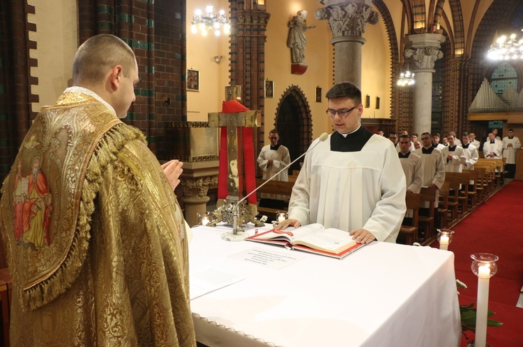 Przysięga alumnów przed święceniami diakonatu we wrocławskim seminarium