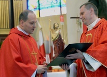 Odznaczenie w imieniu bp. Józefa Guzdka wręczył ks. Kryspin Rak. Z lewej ks. Tomasz Herc.