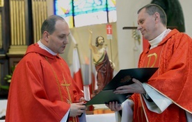 Odznaczenie w imieniu bp. Józefa Guzdka wręczył ks. Kryspin Rak. Z lewej ks. Tomasz Herc.