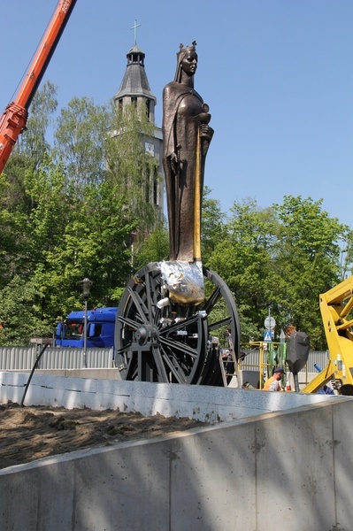Knurów. Św. Barbara trafiła na pomnik