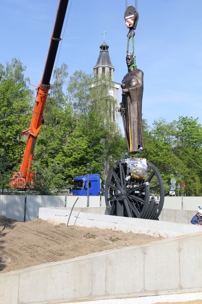 Knurów. Św. Barbara trafiła na pomnik