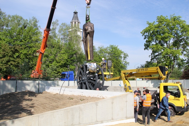 Knurów. Św. Barbara trafiła na pomnik