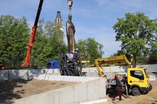 Knurów. Św. Barbara trafiła na pomnik