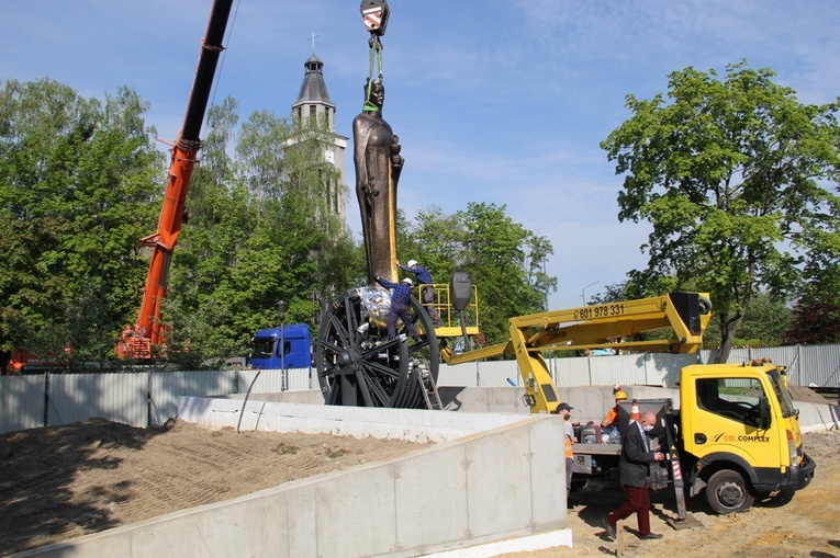 Knurów. Św. Barbara trafiła na pomnik