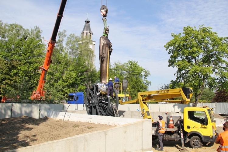 Knurów. Św. Barbara trafiła na pomnik