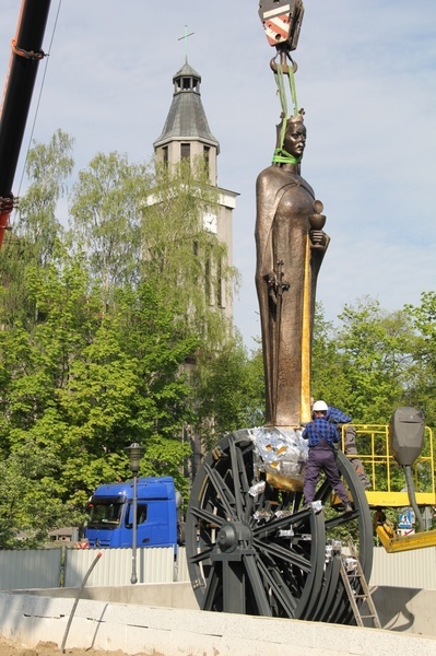 Knurów. Św. Barbara trafiła na pomnik