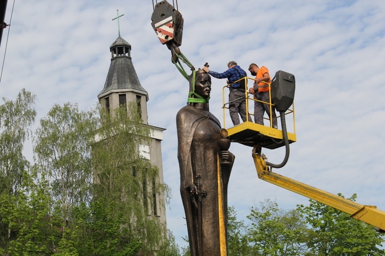 Knurów. Św. Barbara trafiła na pomnik