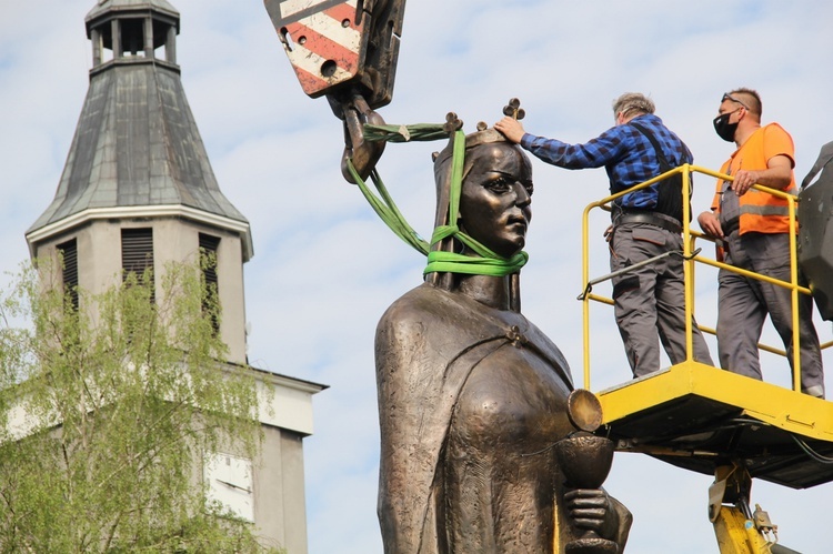 Knurów. Św. Barbara trafiła na pomnik