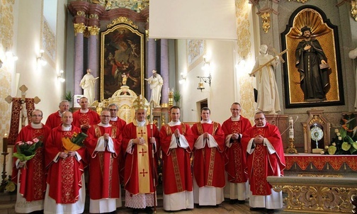 Diakoni AD 2020 z bp. Romanem Pindlem, przełożnymi z seminarium i proboszczami swoich parafii.