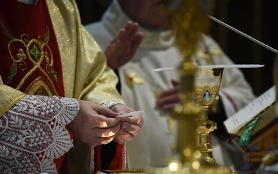 Naśladuj to, co będziesz sprawował - każdy ochrzczony jest wezwany do składania na ołtarzu duchowych ofiar złączonych z ofiarą Jezusa.