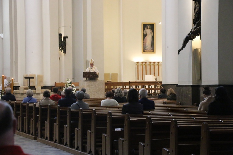 Katowice. Międzynarodowy Dzień Pielęgniarki i Położnej w katedrze