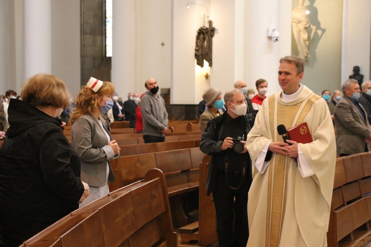 Katowice. Międzynarodowy Dzień Pielęgniarki i Położnej w katedrze