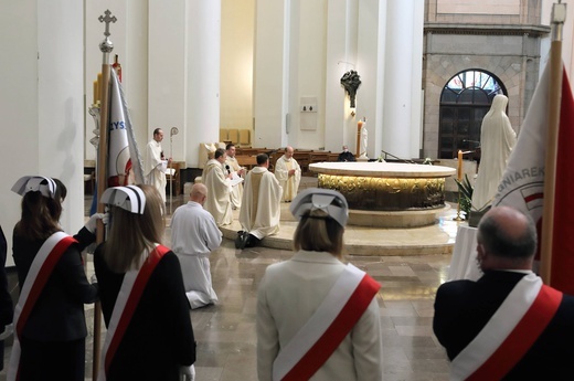 Msza pontyfikalna z okazji Międzynarodowego Dnia Pielęgniarek i Położnych w Katedrze.