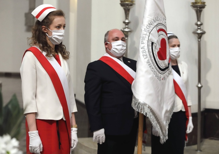 Msza pontyfikalna z okazji Międzynarodowego Dnia Pielęgniarek i Położnych w Katedrze.