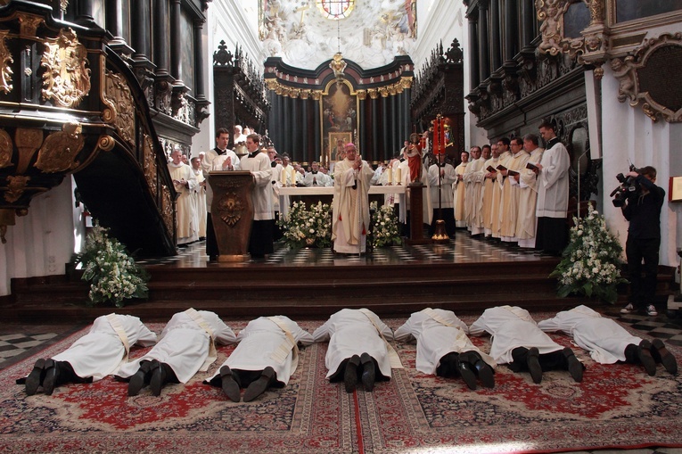 Metropolita gdański prosi wiernych o modlitwę w intencji przyjmujących święcenia kapłańskie.