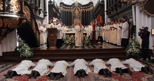 Metropolita gdański prosi wiernych o modlitwę w intencji przyjmujących święcenia kapłańskie.