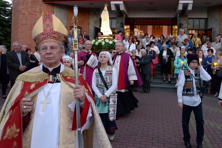 W ubiegłych latach po wieczornej Mszy św. ulicami osiedla przechodziła procesja fatimska.