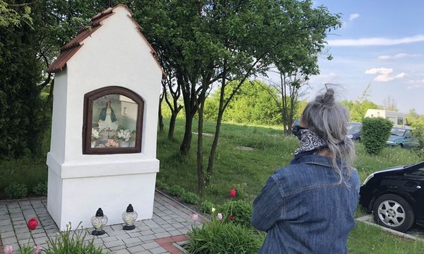 Majówka przy kapliczce w parafii Opatrzności Bożej w Stalowej Woli.