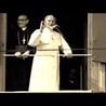 Jan Paweł II i... śpiew. "Barka" pod oknem papieskim.