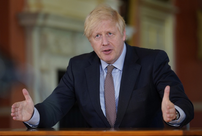 Boris Johnson przedstawił plan warunkowego znoszenia ograniczeń