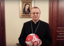 Piłka nożna w prezencie od biskupa