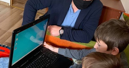 Oddaj PeCeciaka dla dzieciaka. Pomoc w zdalnym nauczaniu 
