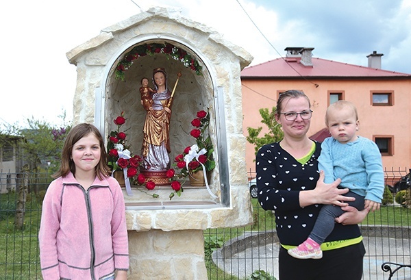 Córka i wnuczki Stanisławy i Krzysztofa Przybyłków przy kapliczce koło swojego domu.