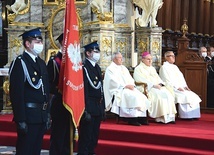 Modlitwa w bazylice katedralnej w Sandomierzu. 