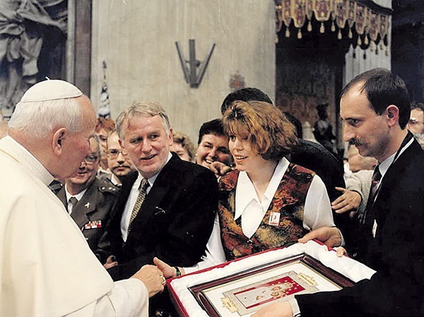 Delegacja Solidarności regionu Stalowa Wola przekazuje swój dar.