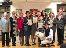 ▲	Pamiątkowa fotografia laureatów, jurorów i organizatorów była tradycją corocznych konkursowych spotkań. 