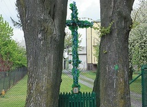 Krzyż ozdobiony kwiatami w Połuszowicach.