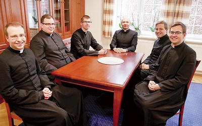 – Za kilka dni chcemy cieszyć się z nowych kapłanów – zaznacza ks. Krzysztof Kinowski (w głębi).