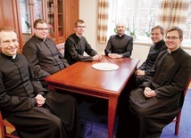 – Za kilka dni chcemy cieszyć się z nowych kapłanów – zaznacza ks. Krzysztof Kinowski (w głębi).