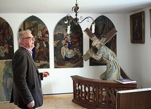 Ryszard Makowiecki w jednej z sal muzealnych.