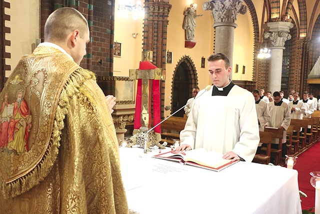 Alumni podchodzili do ołtarza, oddawali rektorowi stosowne dokumenty i przysięgali, kładąc ręce na Ewangelię.